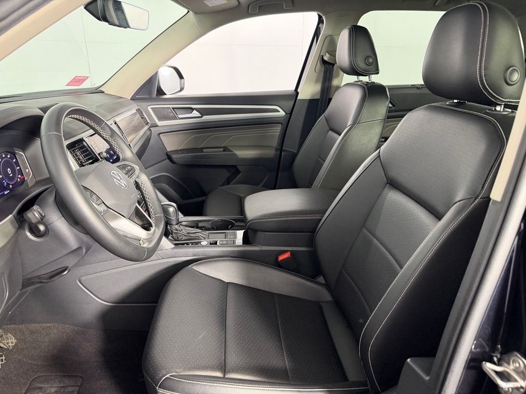 Used 2023 Black Volkswagen 3.6L V6 SE w/Technology image 22