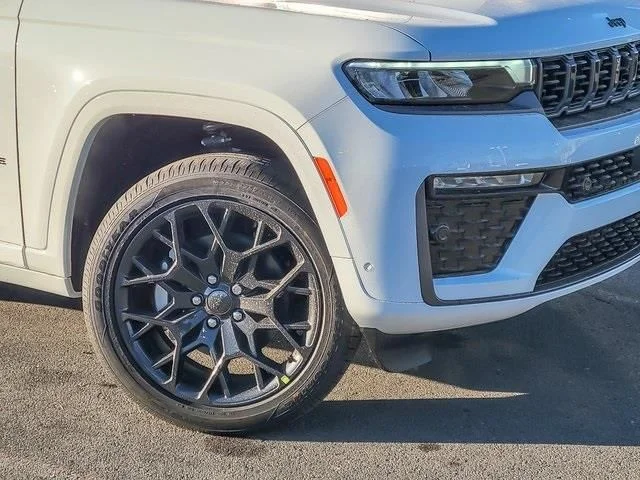 New 2026 Bright White Clear-Coat Exterior Paint Jeep Summit image 3
