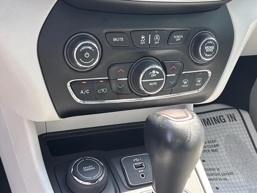 Used 2022 Silver Jeep Limited image 18
