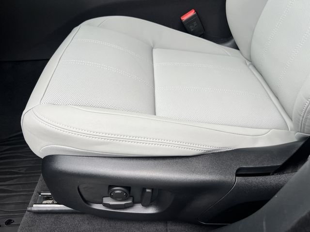 Used 2025 Fuji White Land Rover S image 17