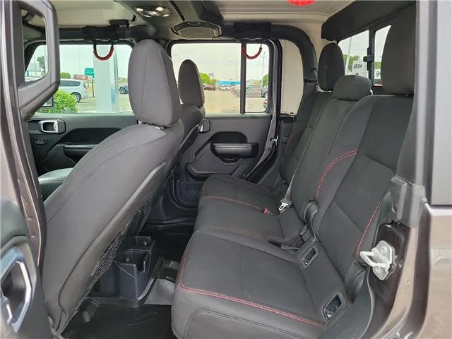 Used 2020 Black Jeep Rubicon 4x4 Crew Cab 5 ft. box image 9