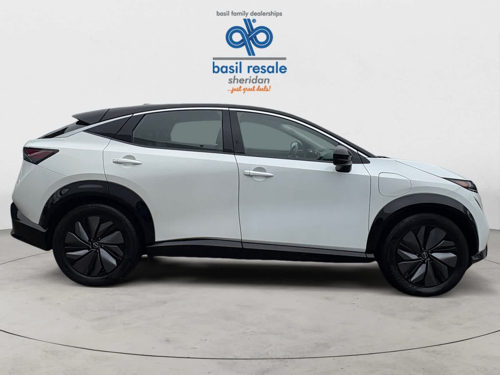 Used 2023 Everest White Pearl Tricoat/Black Diamond Pearl Nissan ENGAGE image 7