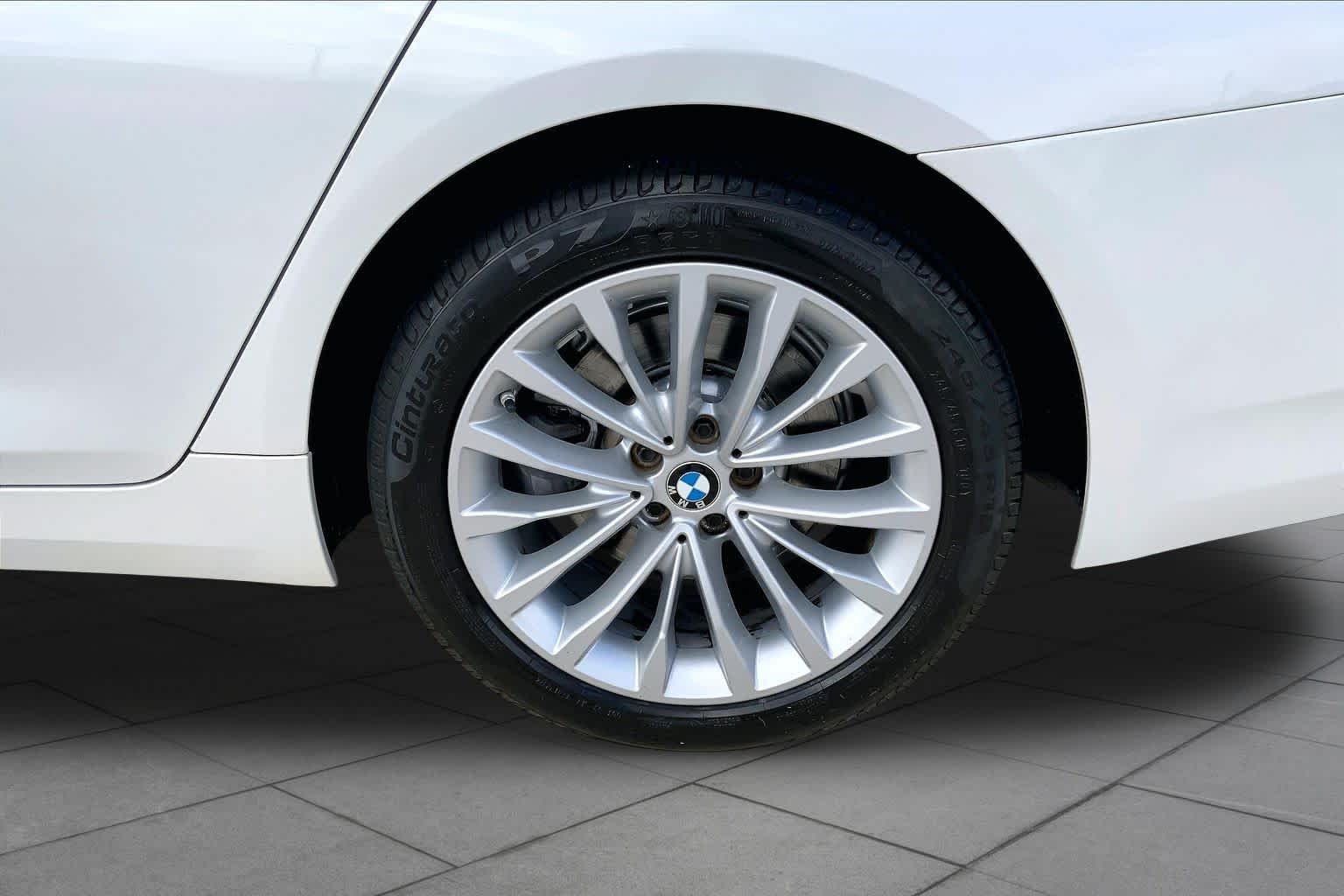 Used 2022 Alpine White BMW 530i xDrive image 11