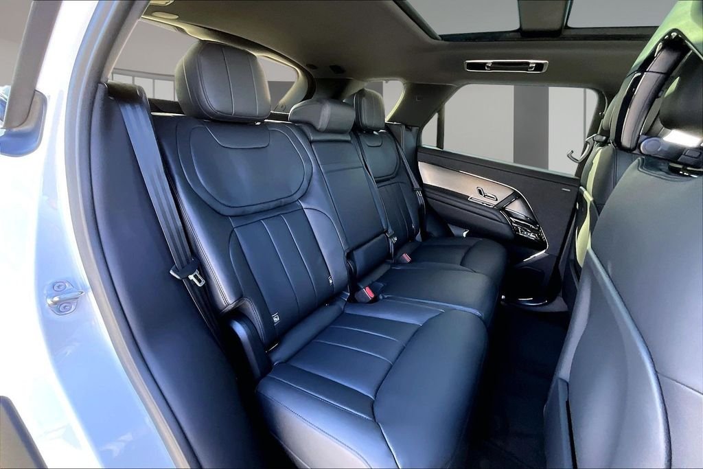New 2026 FUJI WHITE Land Rover SE image 10