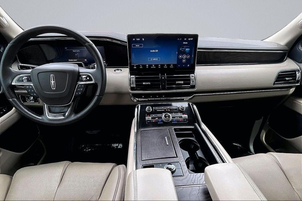 Used 2022 White Lincoln Reserve image 12