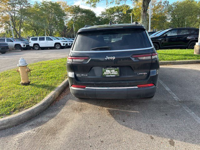 Used 2023 Diamond Black Crystal Pearlcoat Jeep Limited image 10