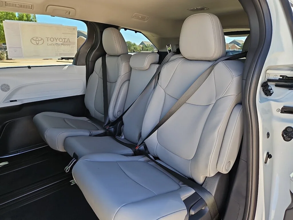 New 2026 Wind Chill Pear Toyota XLE 8 Passenger image 6
