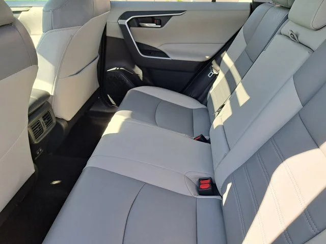 Certified Used 2020  Toyota XLE Premium image 35