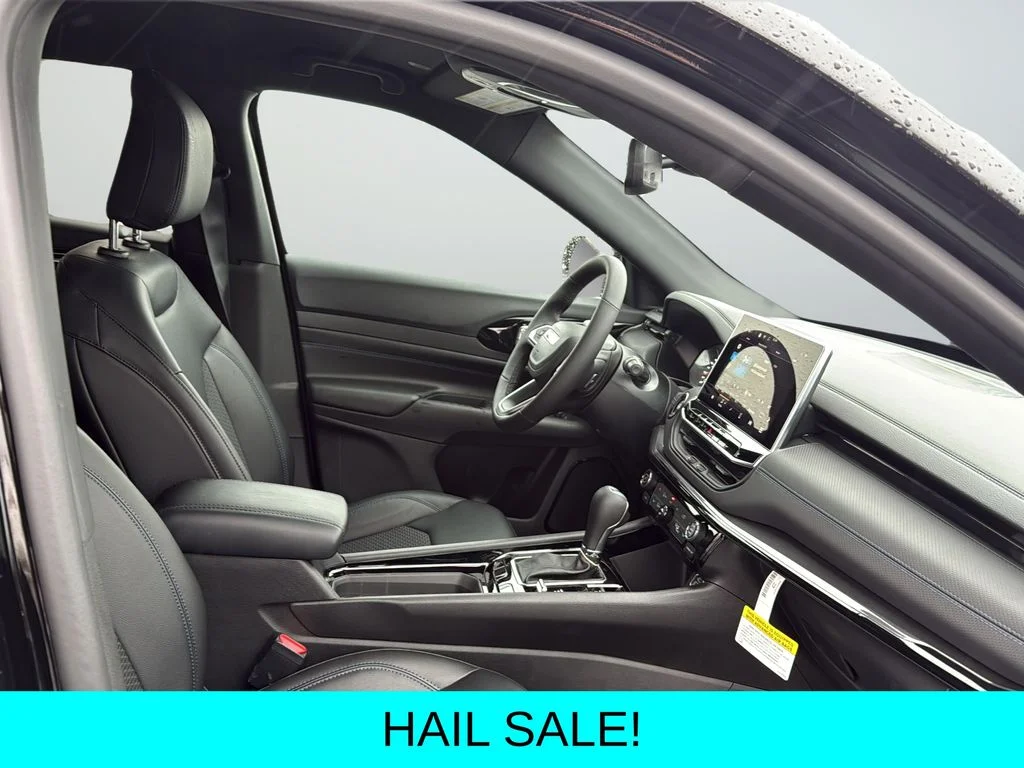 New 2026 Diamond Black Crystal Pearlcoat Jeep Latitude image 15