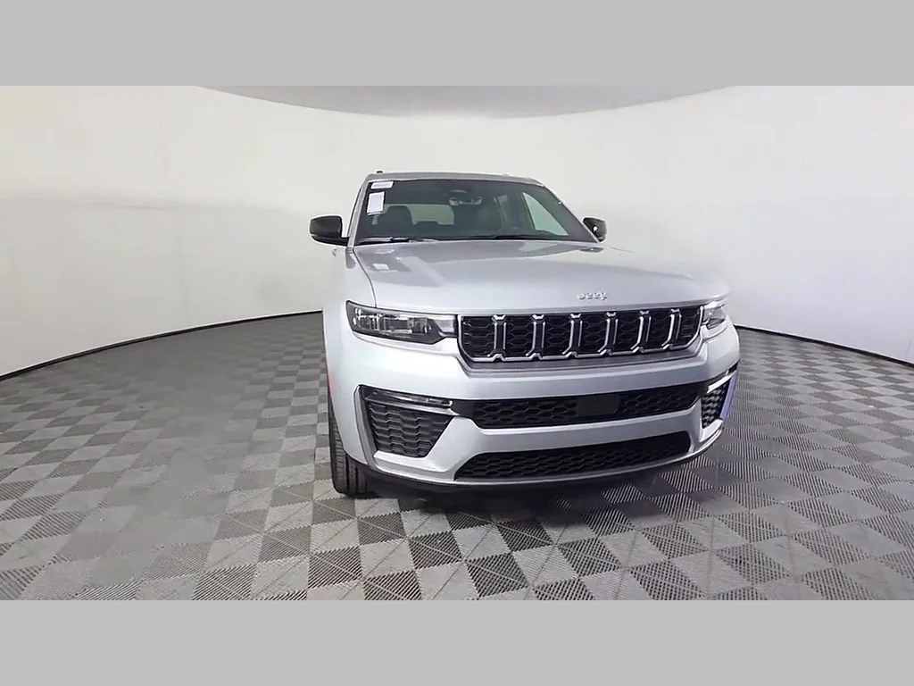 New 2026 Silver Zynith Exterior Paint Jeep Limited image 38