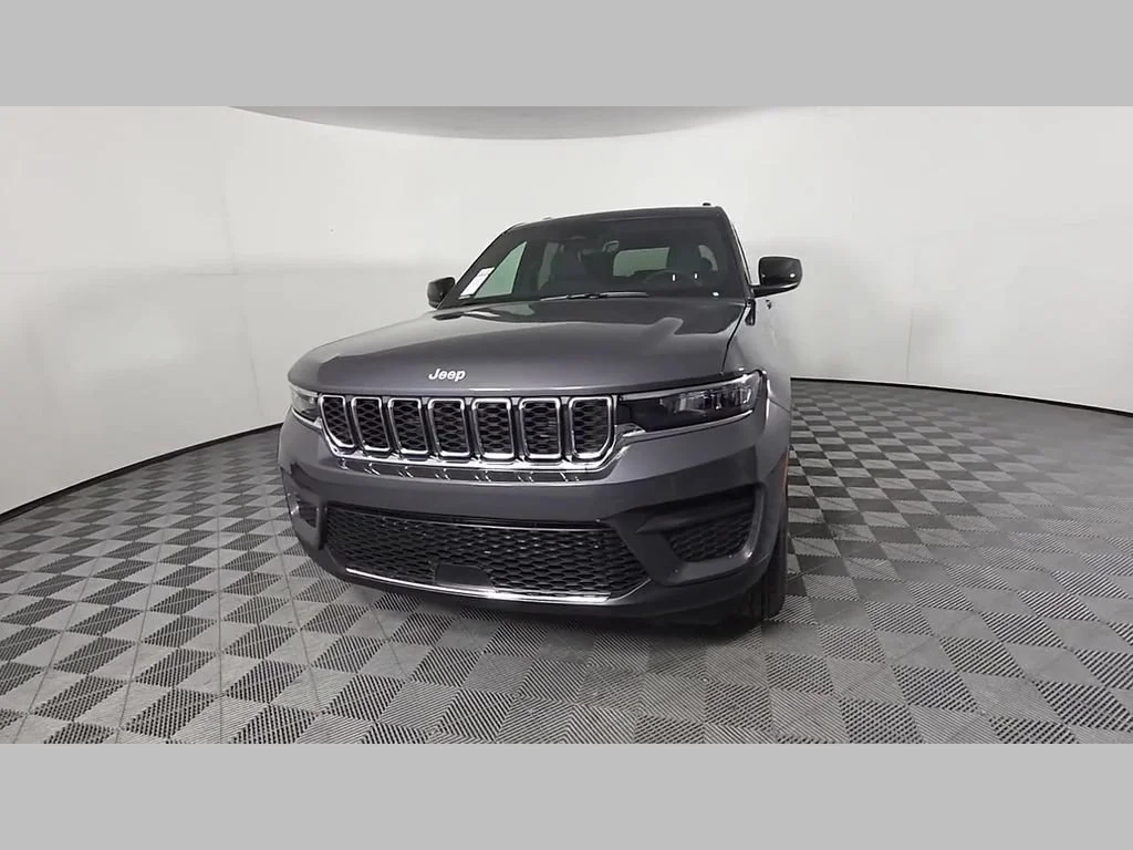 New 2026 Baltic Gray Metallic Clear-Coat Exterior Paint Jeep Laredo image 44