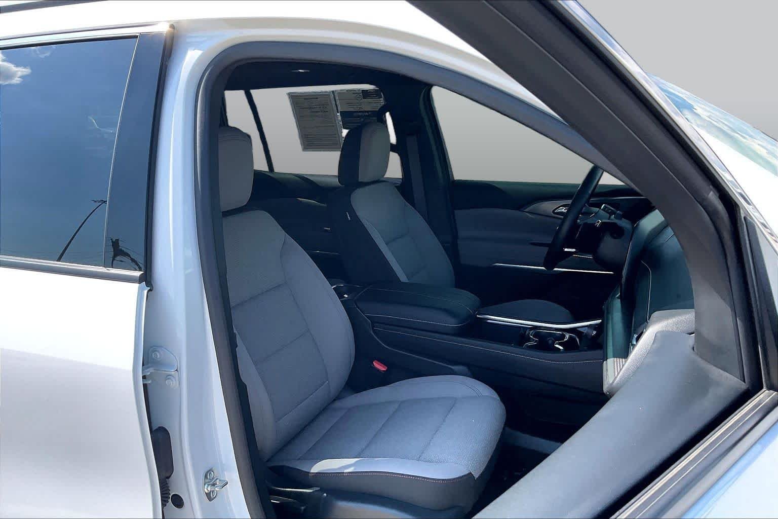Used 2025 Summit White Chevrolet LT image 9