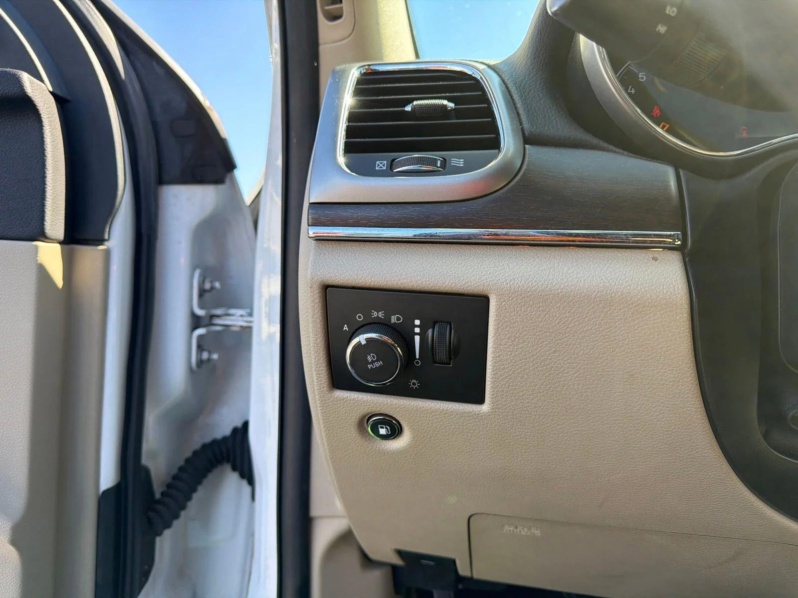 Used 2018 White Jeep Limited image 28
