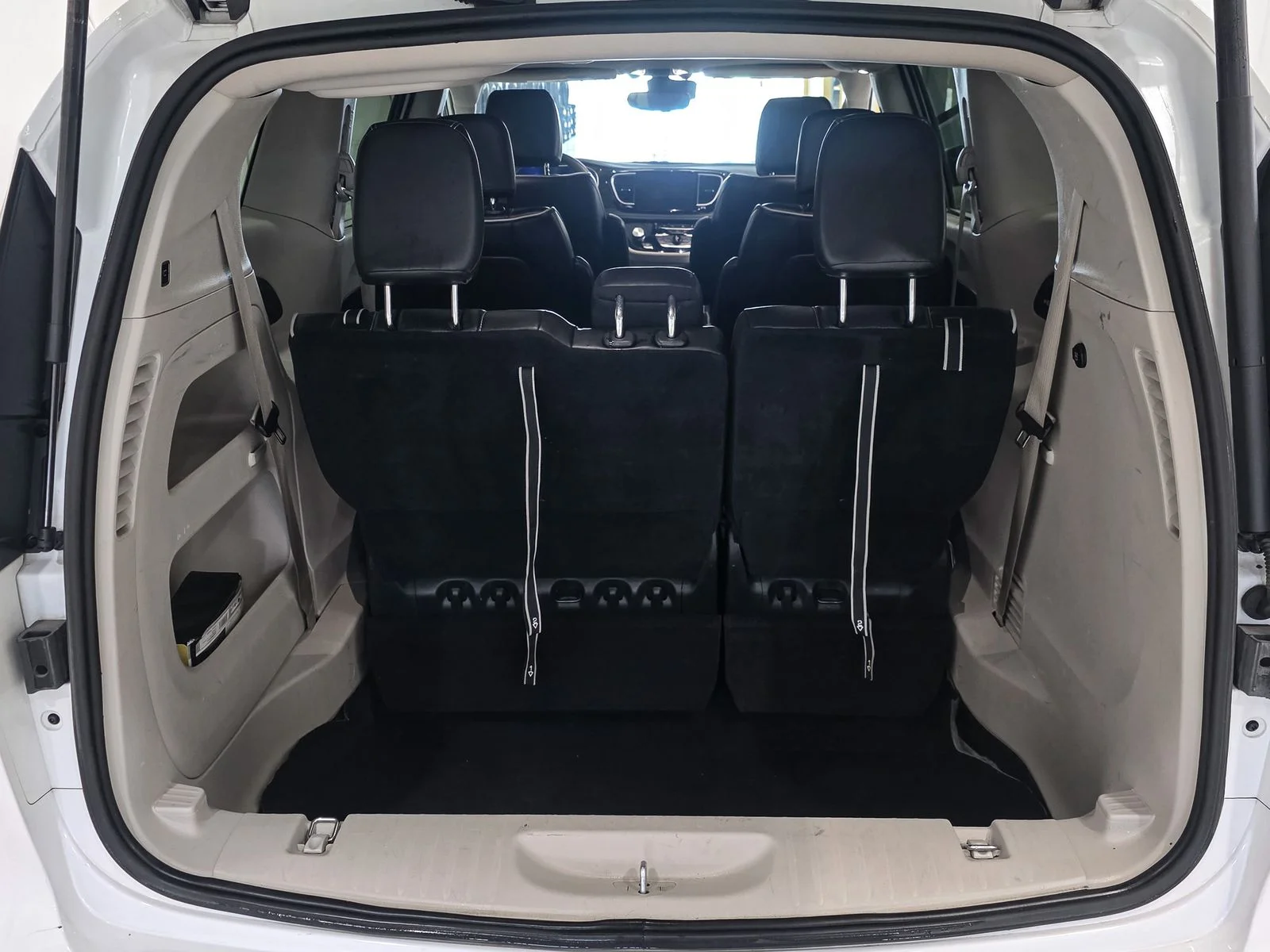 Used 2023 White Chrysler Limited image 17