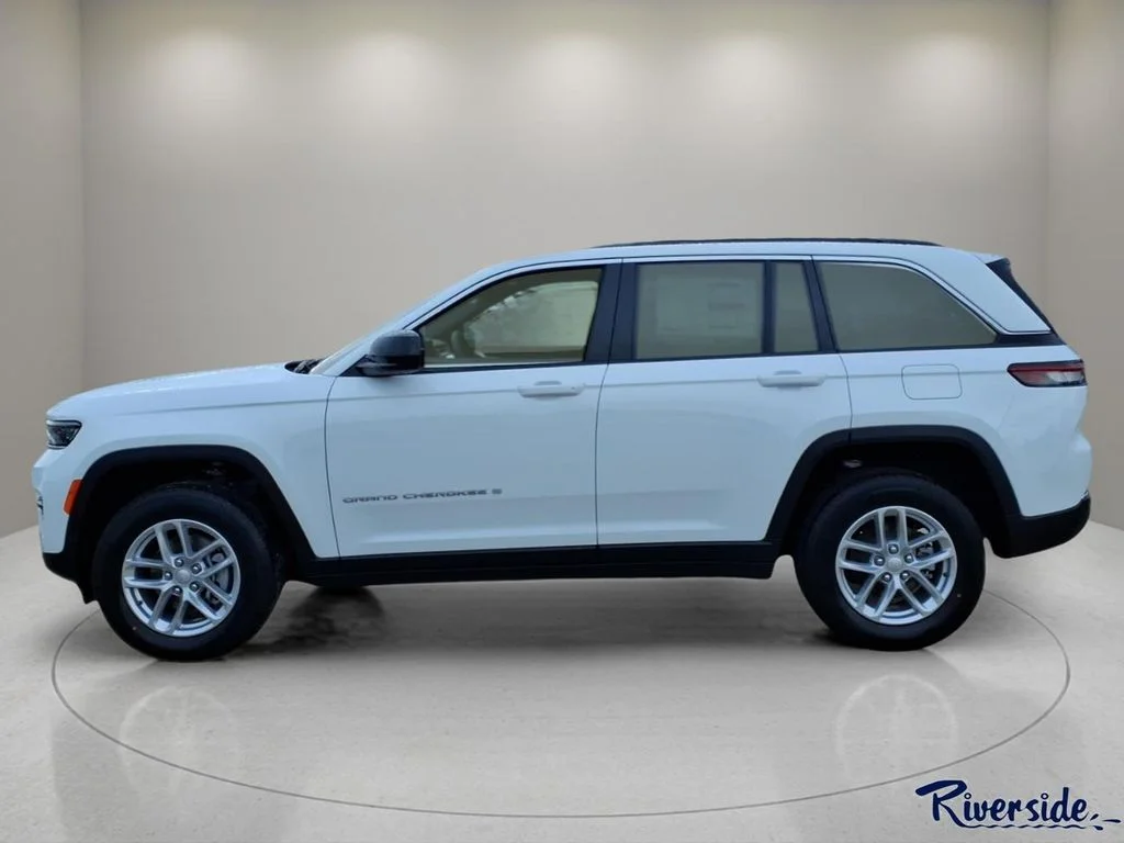 New 2025 Bright White Clear-Coat Exterior Paint Jeep  image 3