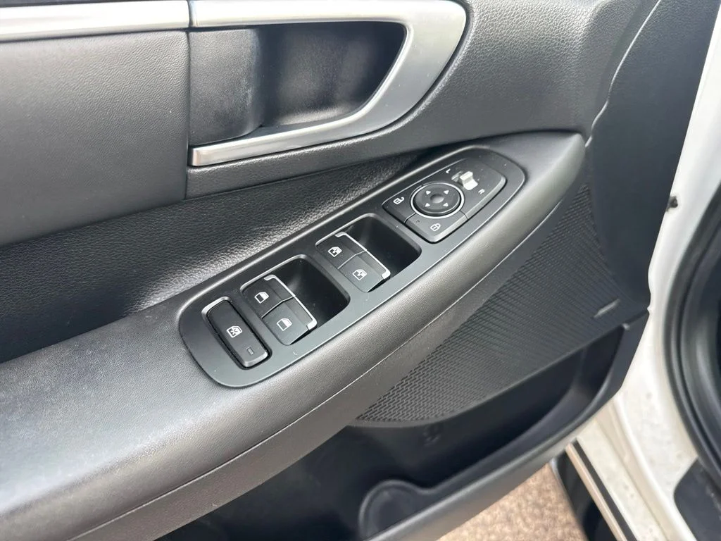 Used 2021 Hyper White Hyundai SEL image 4