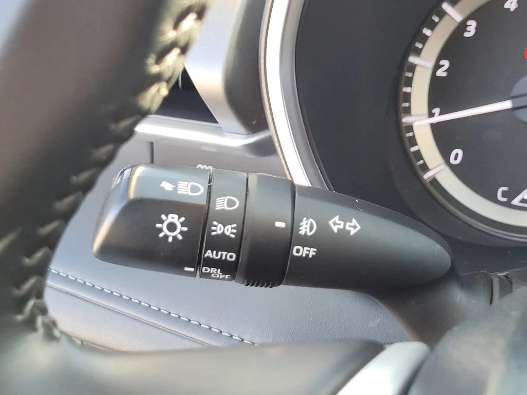 Used 2023  Toyota L image 26