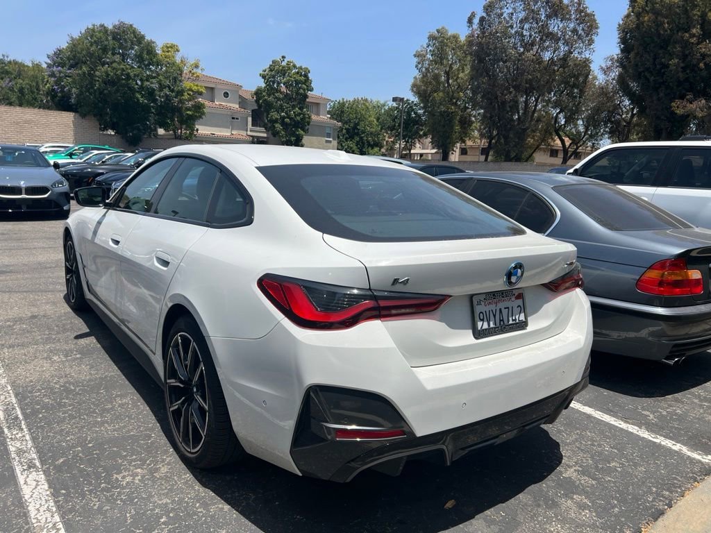 Used 2025 Alpine White BMW xDrive40 image 4
