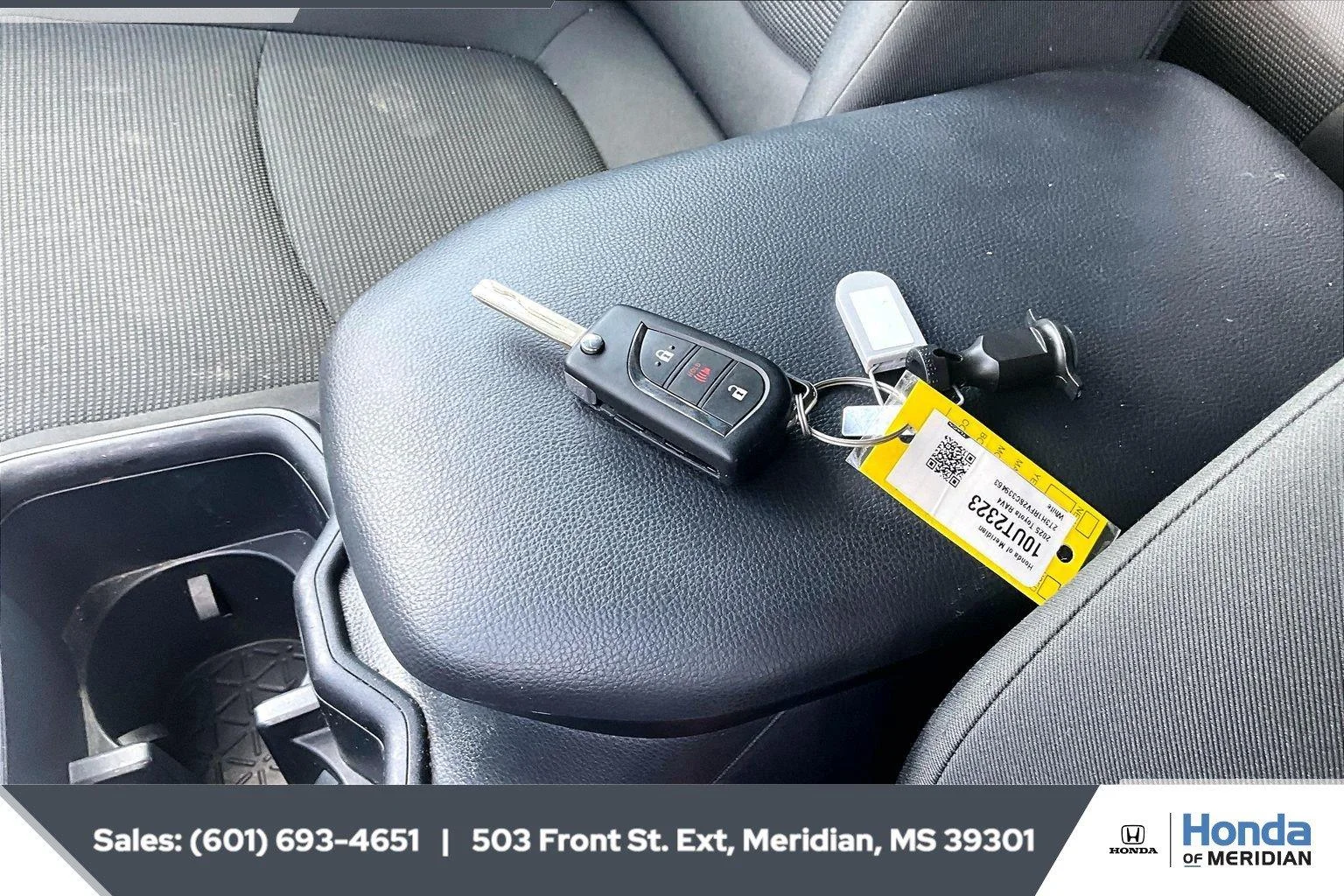 Used 2025 Ice Cap Toyota LE image 9