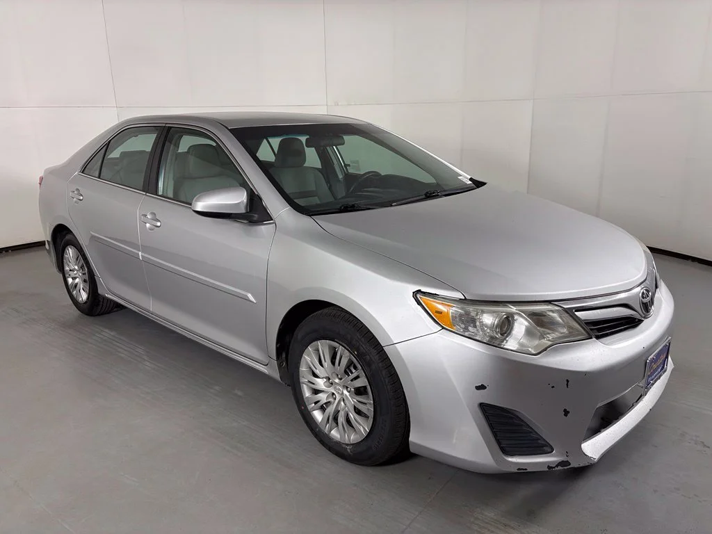 Used 2014 Silver Toyota LE image 2