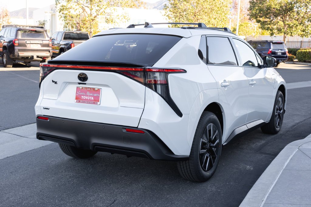 New 2027 Wind Chill Pearl <sup>1</sup> Toyota  XLE image 5