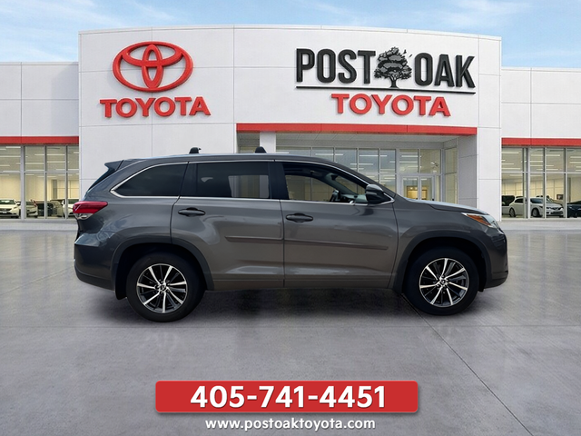 Used 2018 Gray Toyota XLE image 9