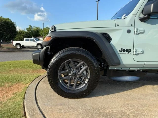 New 2026 Earl Clearcoat Jeep Sport S image 11