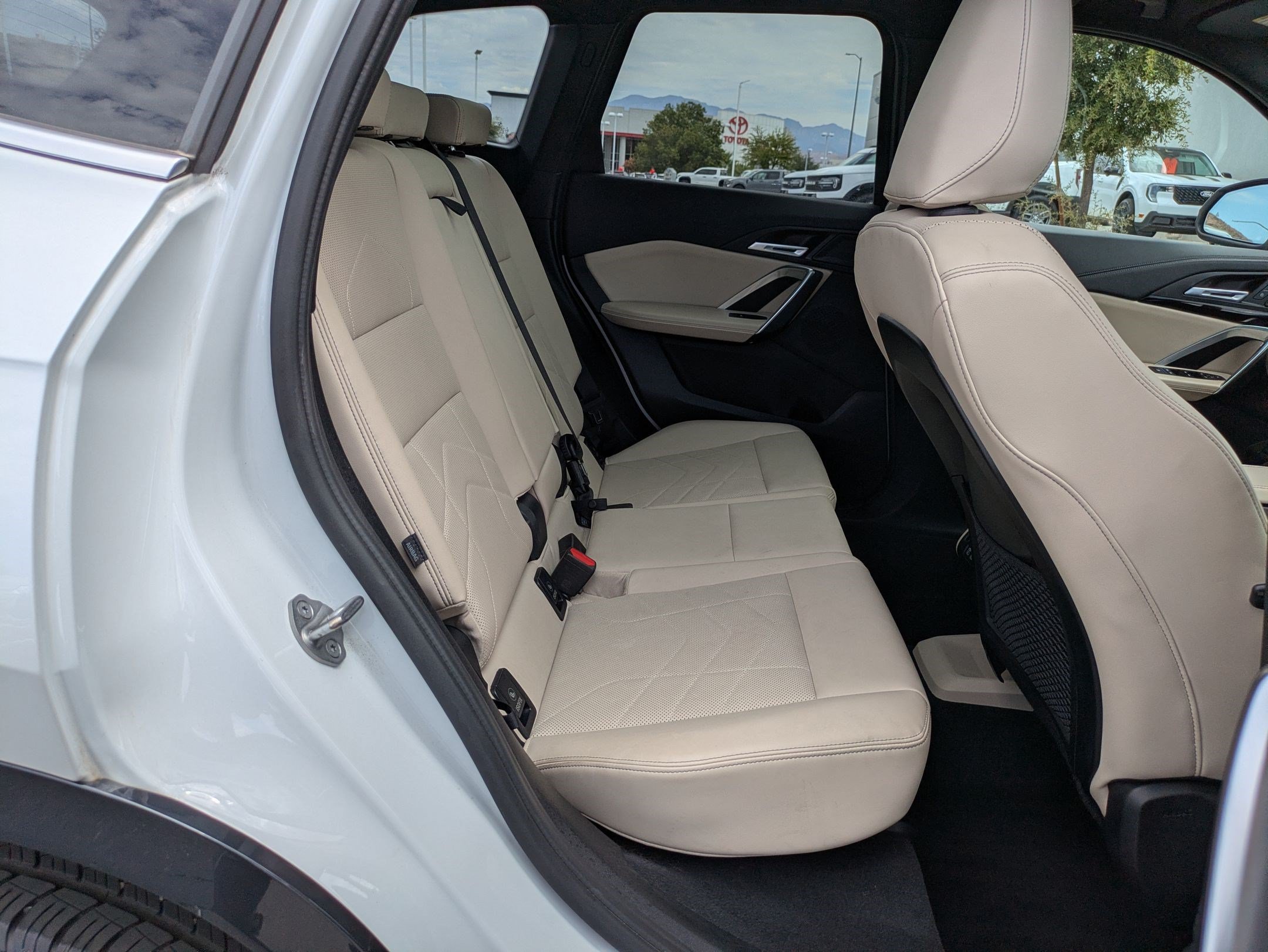 Used 2024 Mineral White Metallic BMW xDrive28i image 30