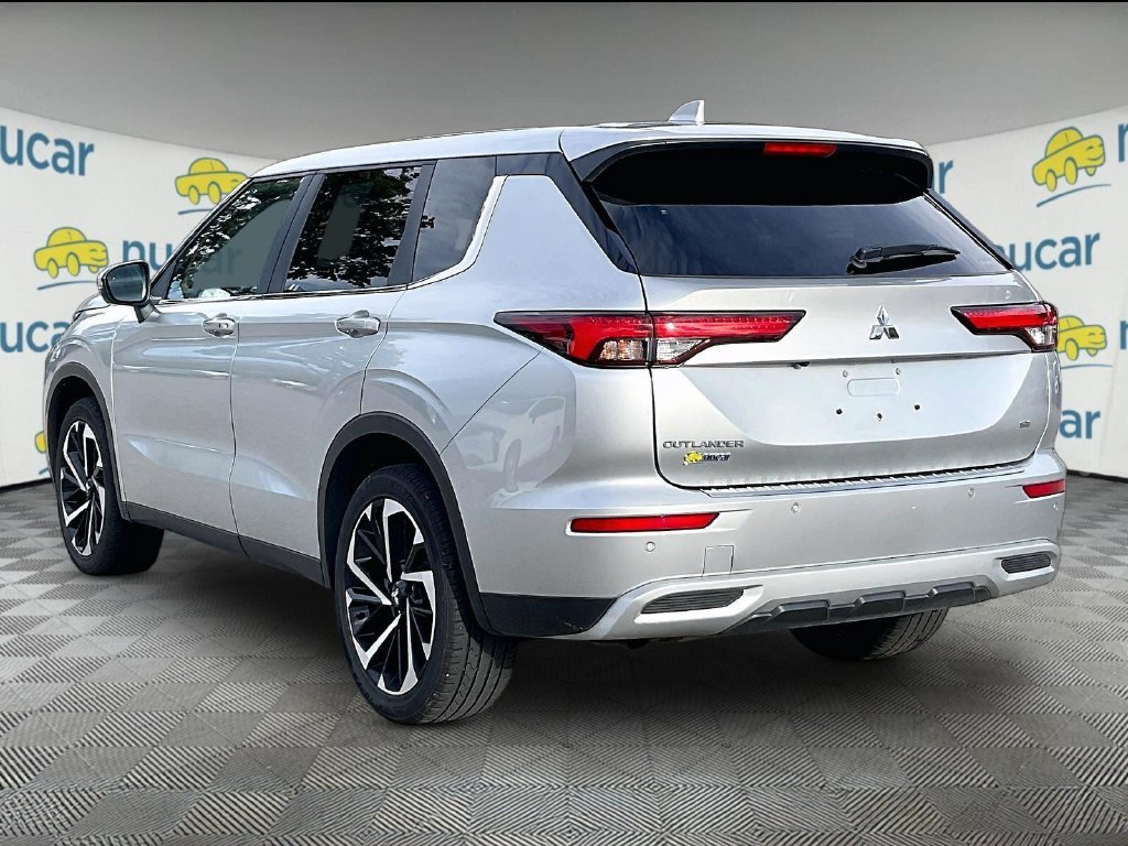 Used 2024 Silver Mitsubishi SE image 4