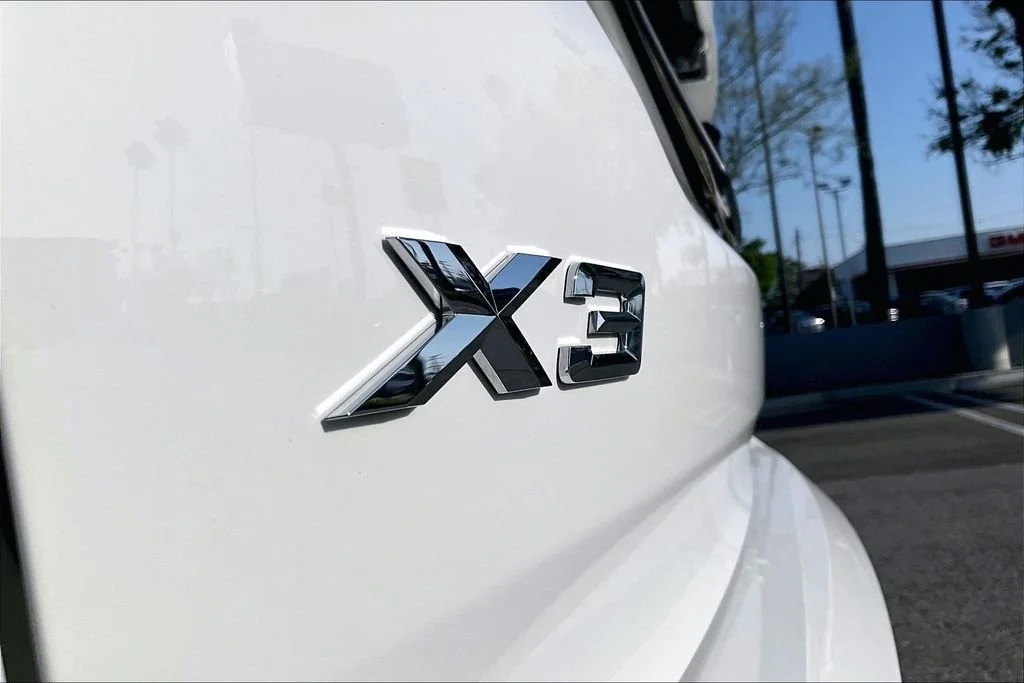 Used 2023 White BMW sDrive30i image 31