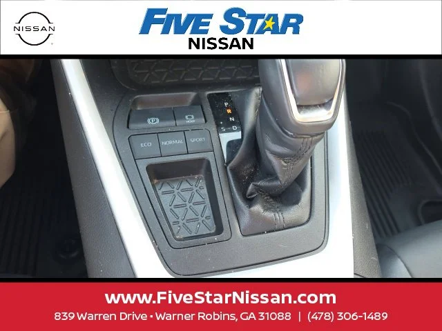 Used 2022  Toyota XLE Premium image 18
