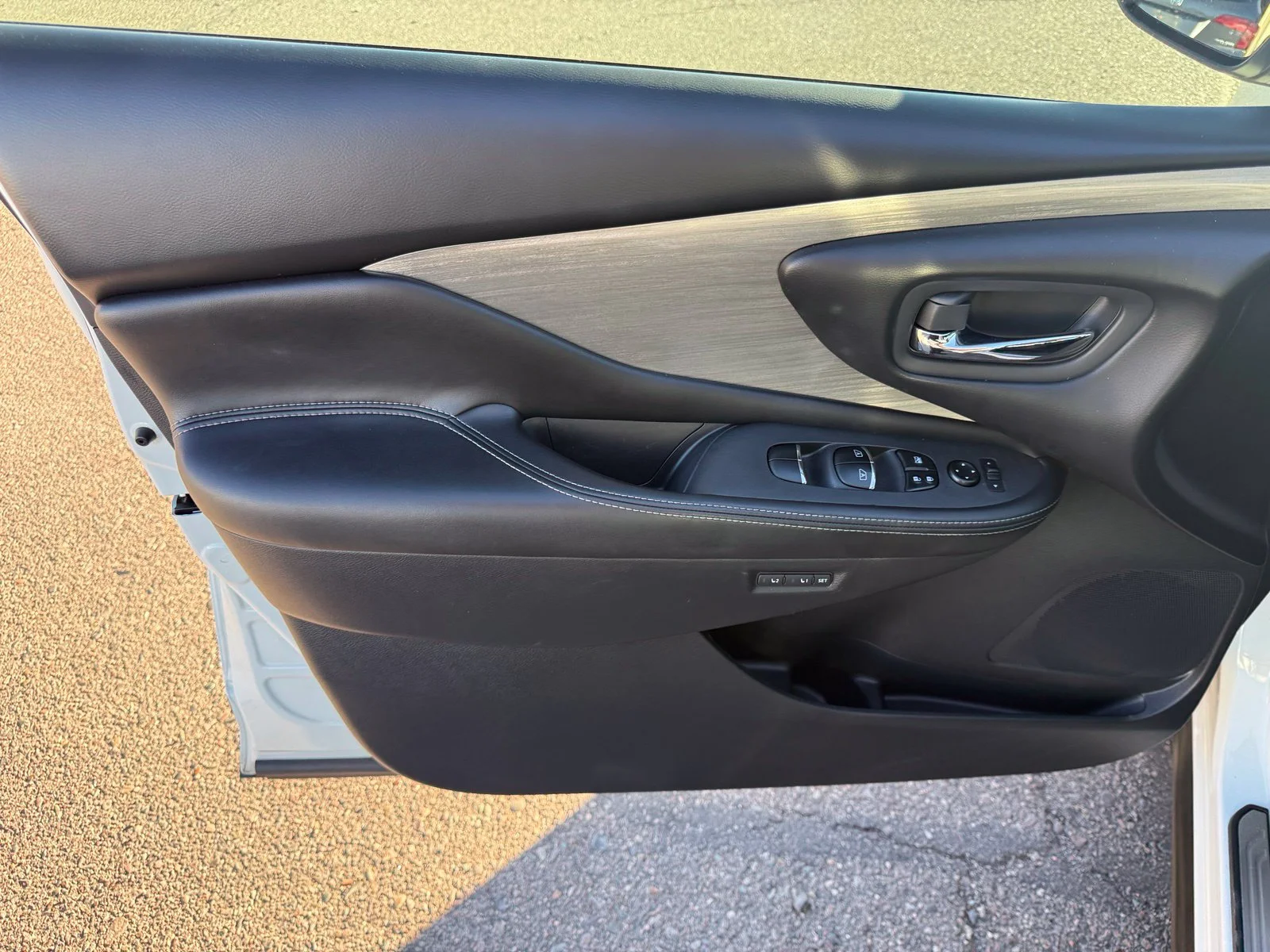Used 2017 Pearl White Nissan SL image 14