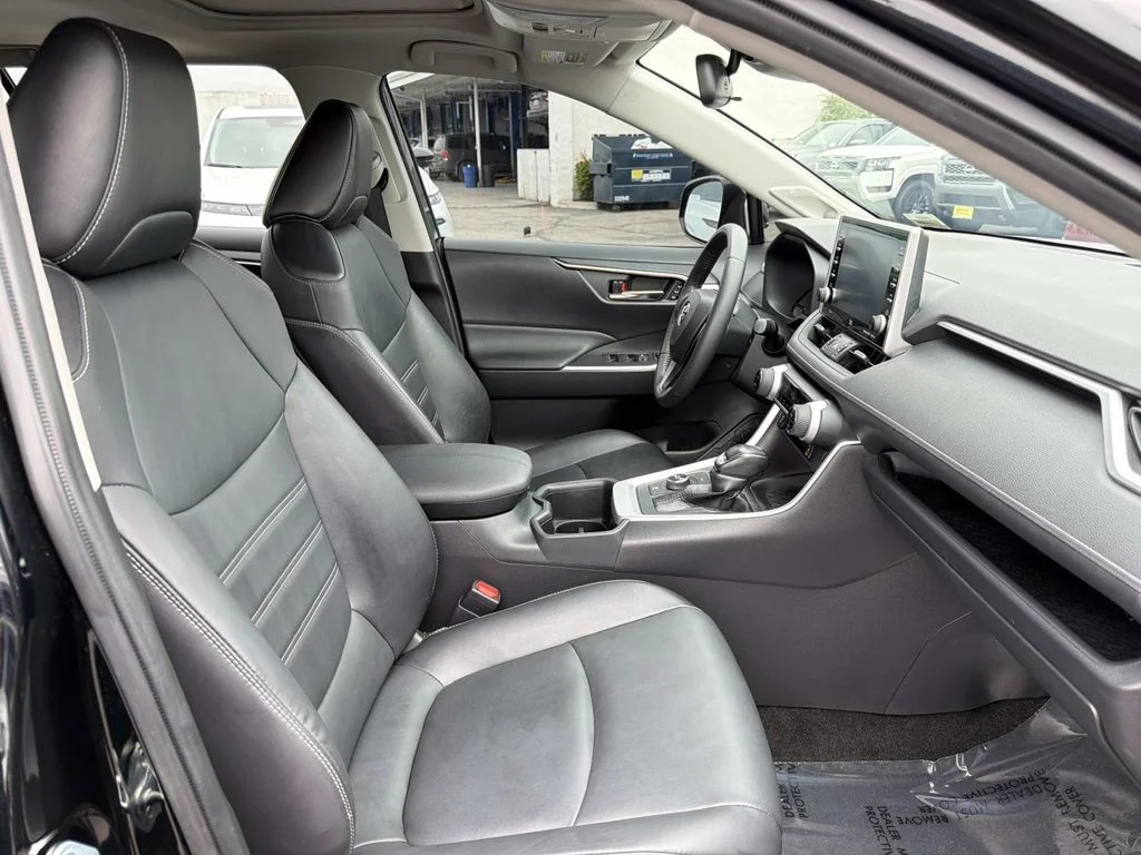 Used 2022 Midnight Black Metallic Toyota XLE Premium image 31