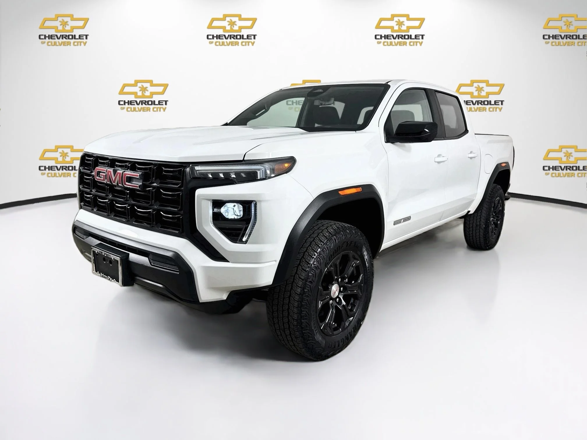 Used 2024 Summit White GMC Elevation image 3