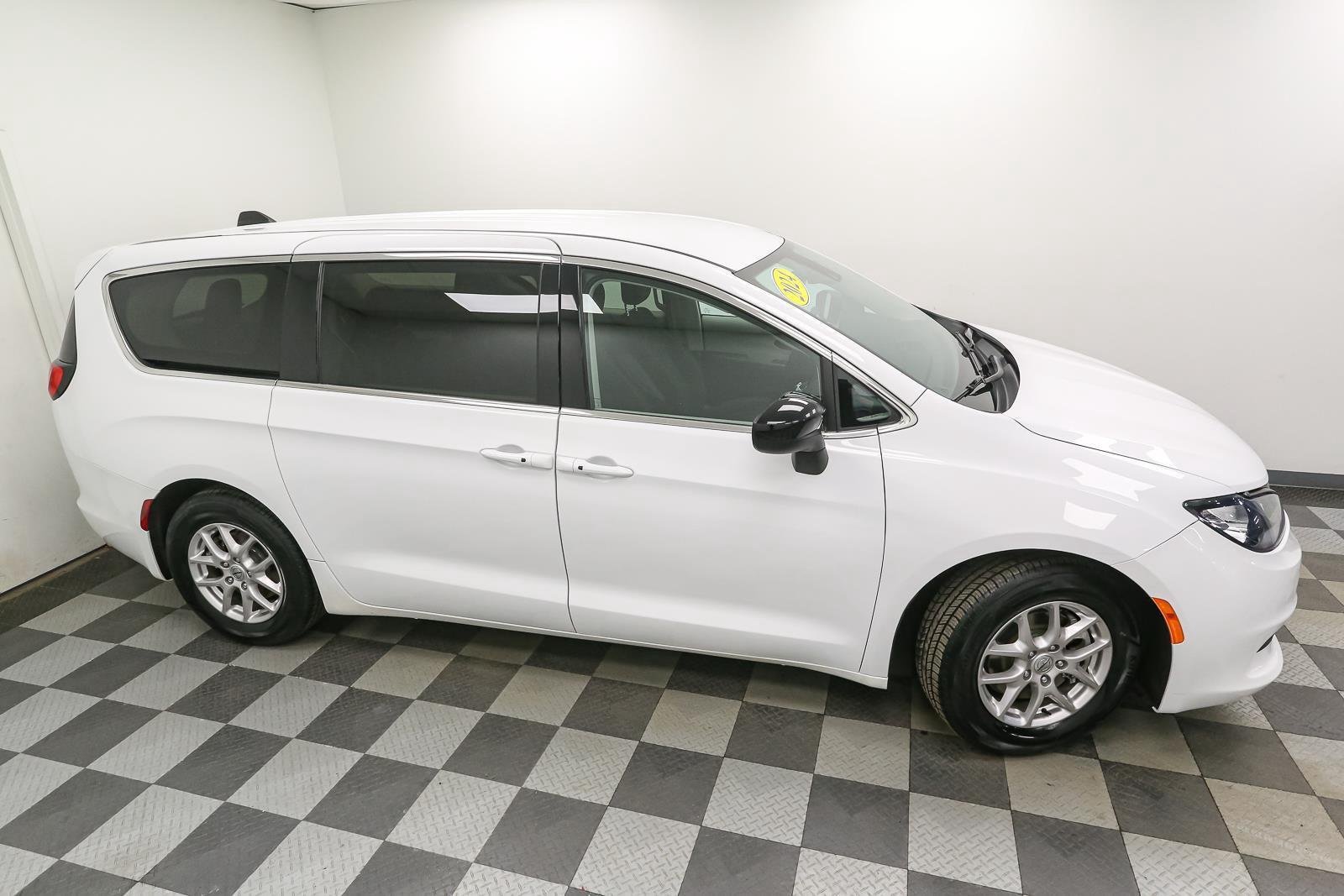 Used 2024 Bright White Clearcoat Chrysler LX image 5
