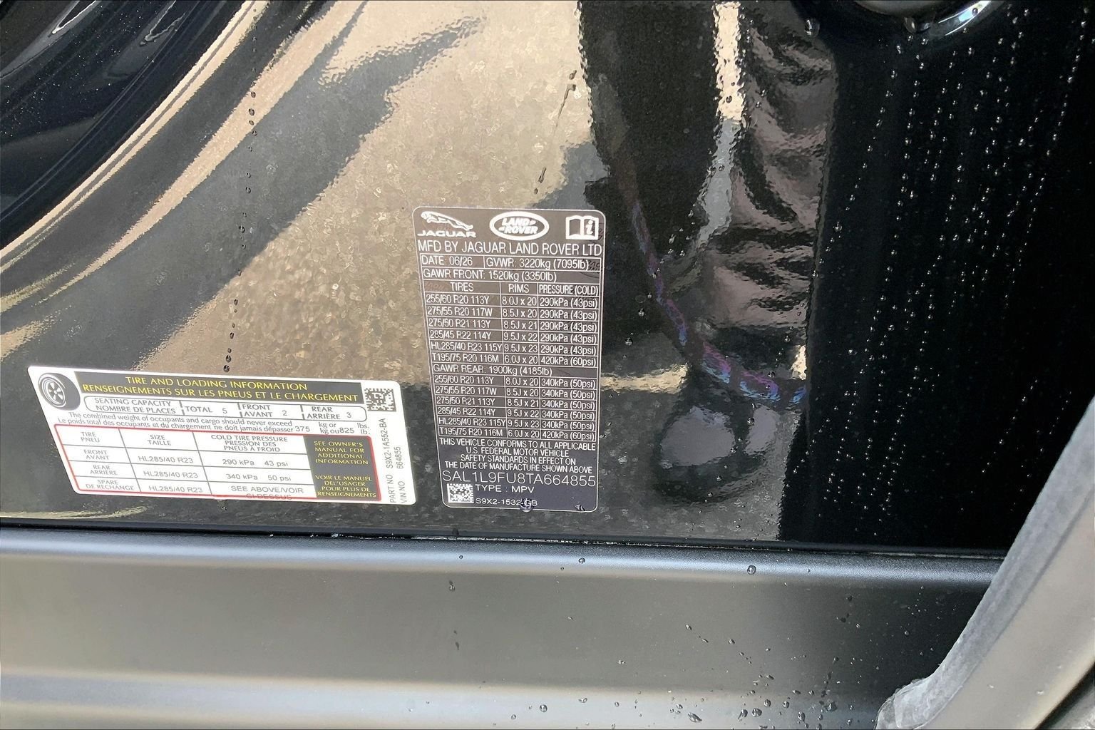 New 2026 Santorini Black Land Rover Dynamic SE image 18