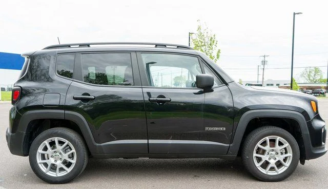 Used 2023 Black Jeep Latitude image 5