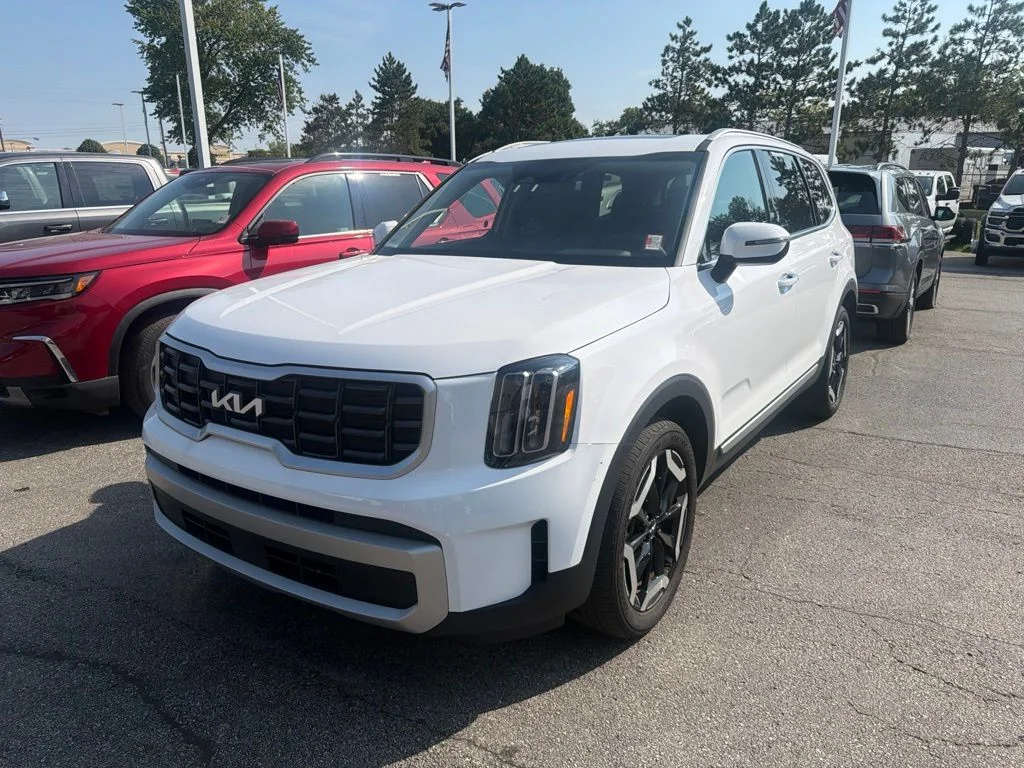Used 2025 White Kia S image 1