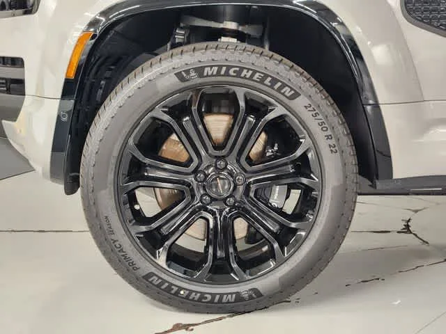 New 2026 Borasco Grey Metallic Land Rover OCTA image 13