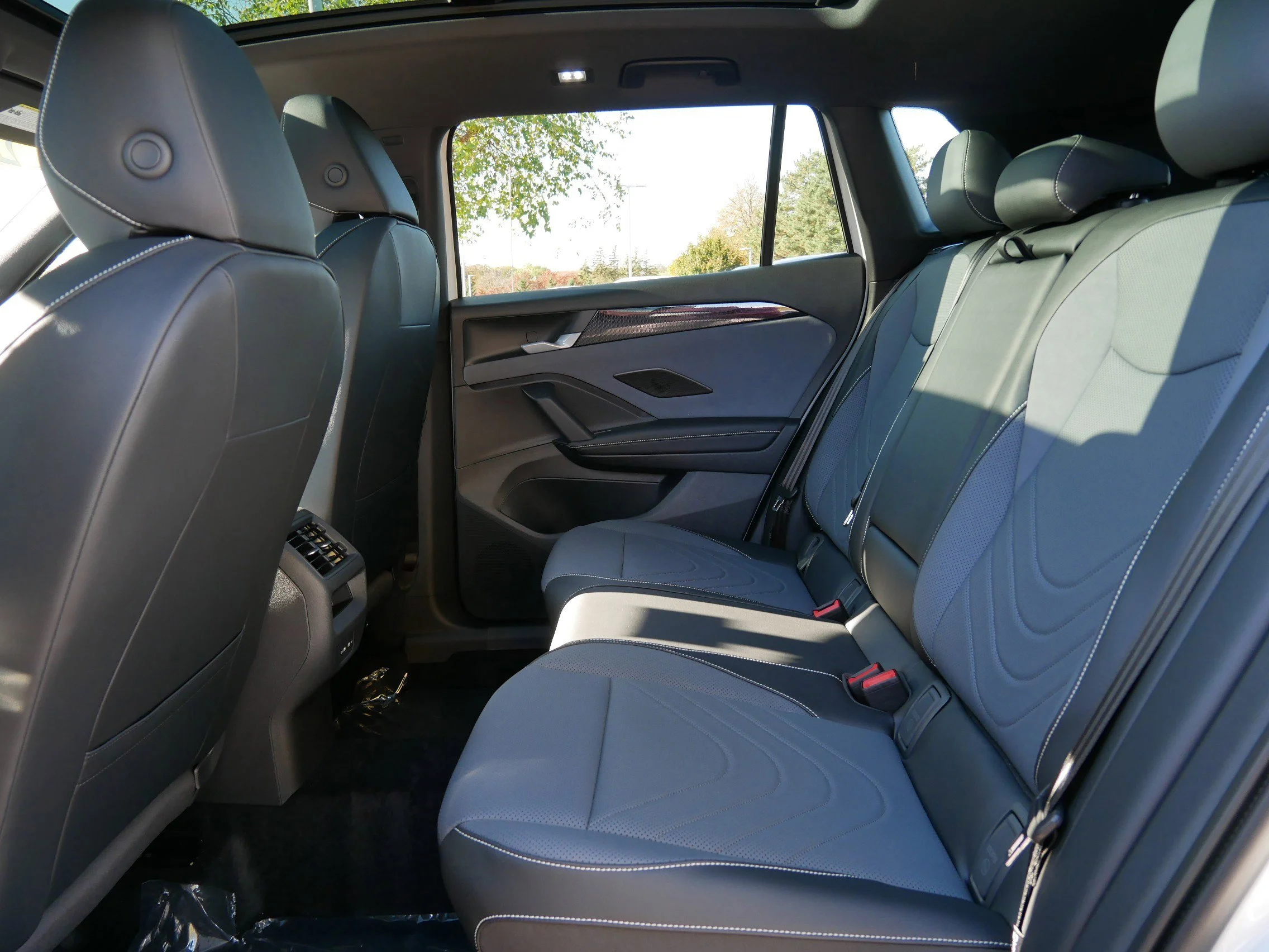 New 2026 Opal White Pearl Volkswagen SE R-Line Black image 7