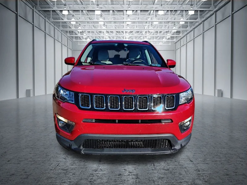 Used 2018 Red Jeep Latitude image 2