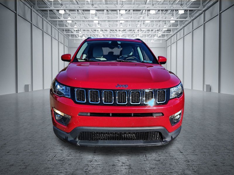 Used 2018 Red Jeep Latitude image 2