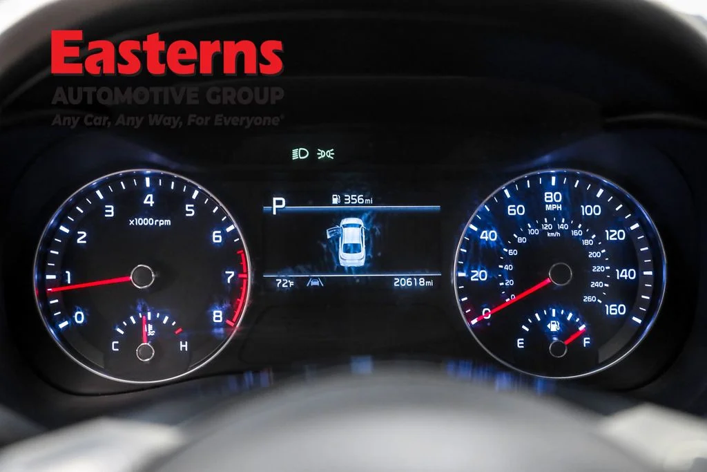 Used 2022 White Kia LXS image 18