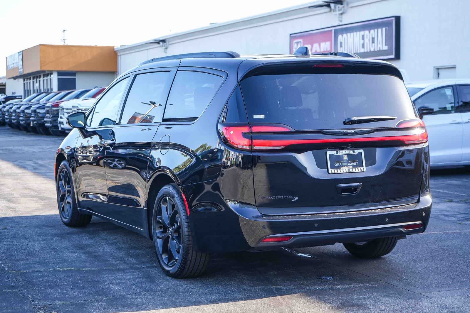 New 2026 Diamond Black Crystal Pearl-Coat Exterior Paint Chrysler Select image 8