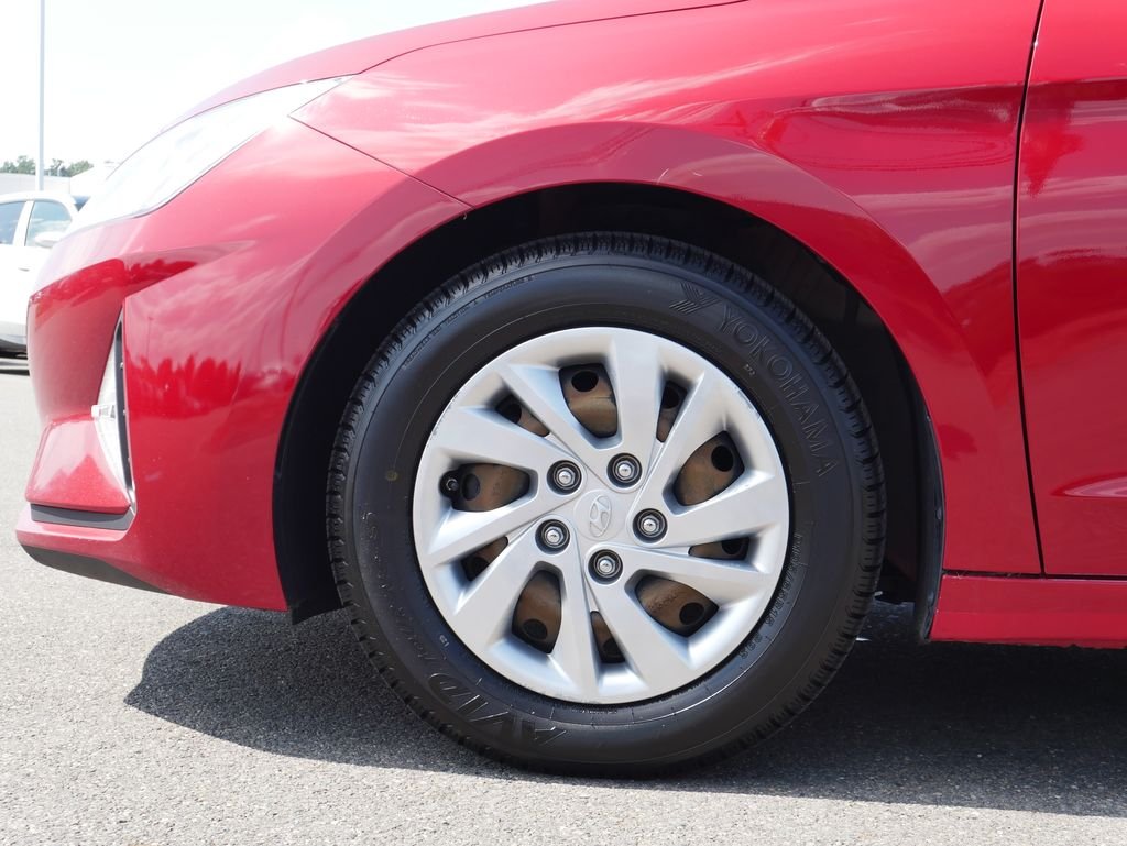 Used 2019 Red Hyundai SE image 11