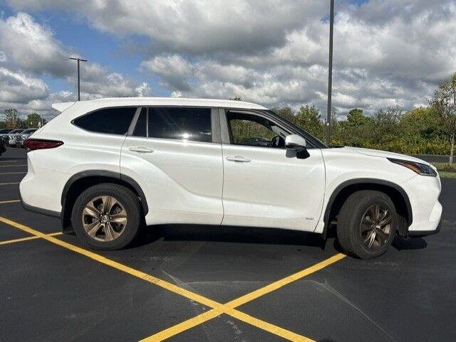 Used 2023 Wind Chill Pearl Toyota Bronze Edition image 17