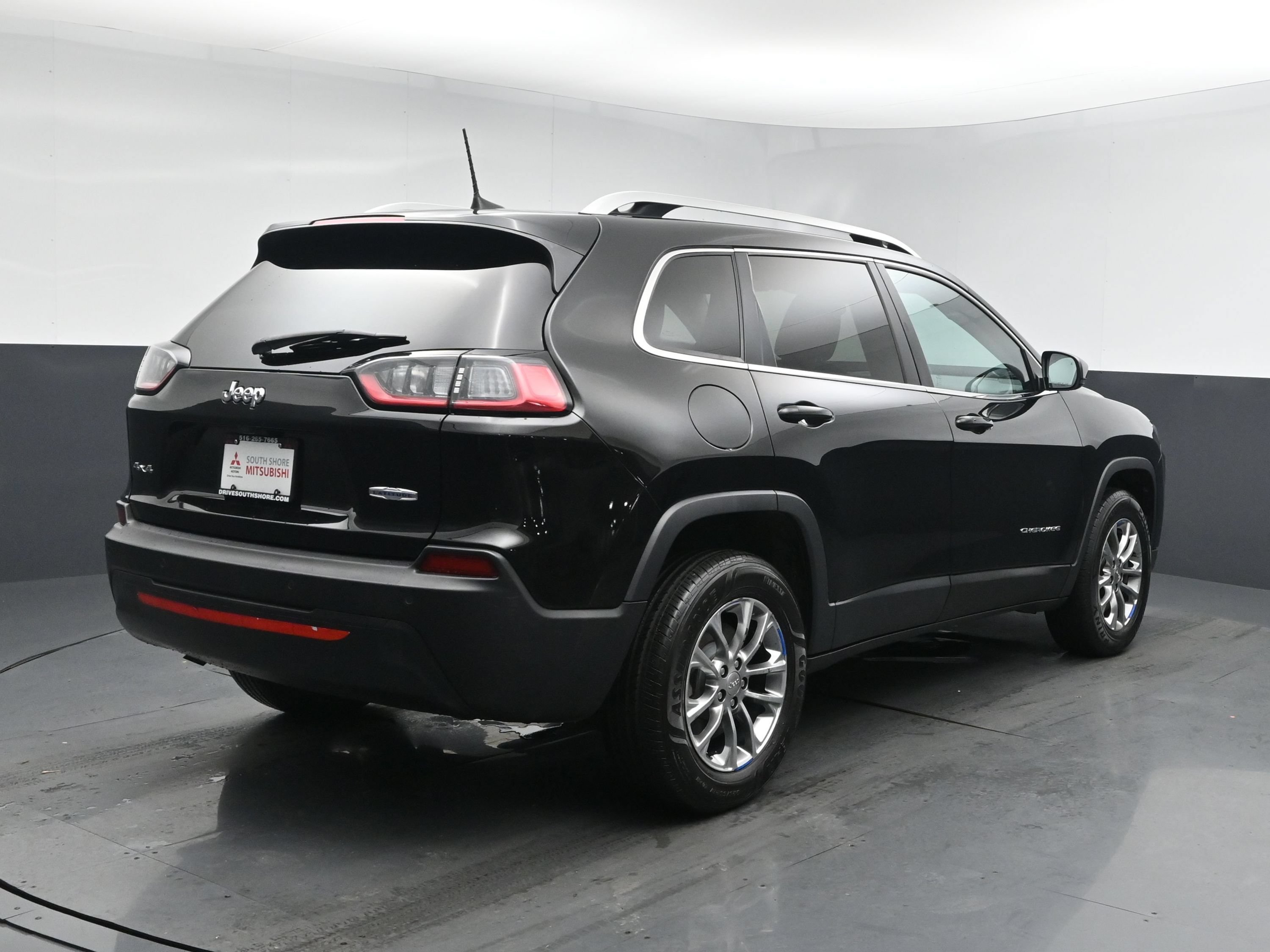 Used 2019 Diamond Black Crystal Pearlcoat Jeep Latitude Plus image 19