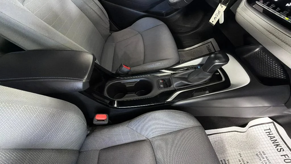 Used 2022 Off-white Toyota SE image 32