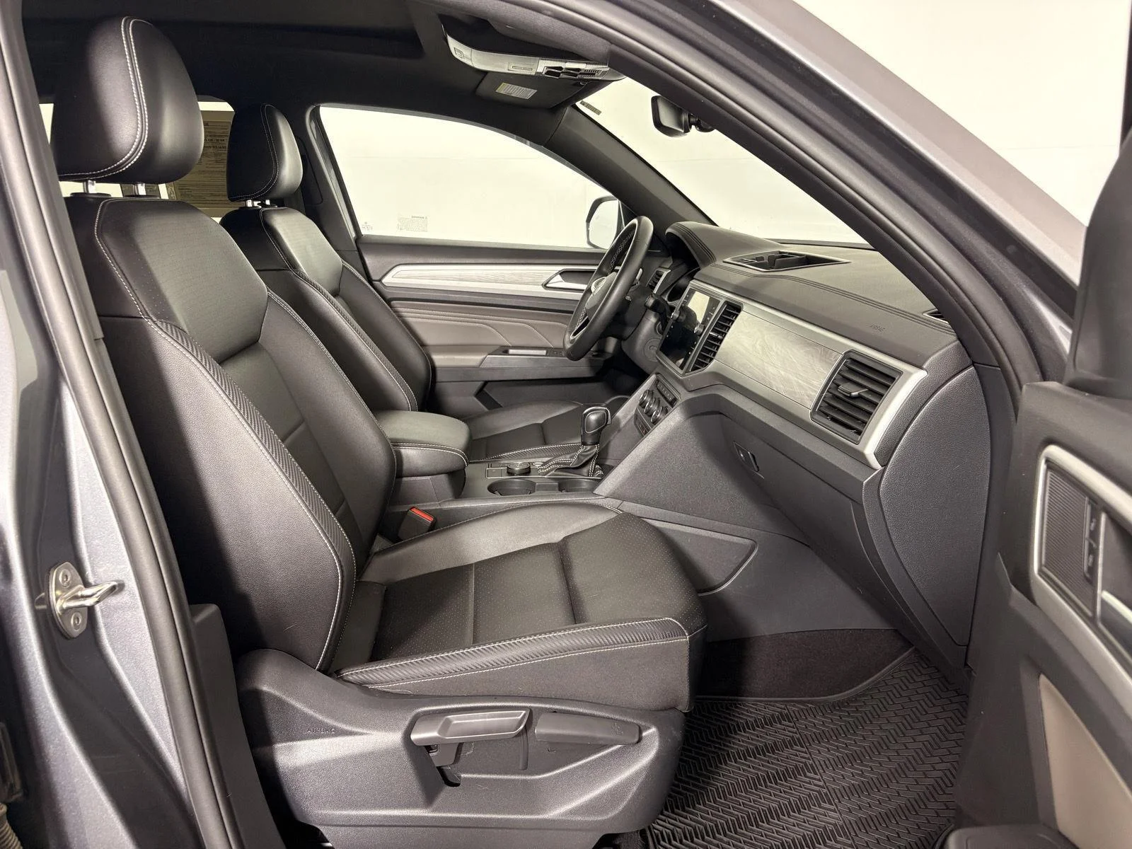 Used 2021 Platinum Gray Metallic Volkswagen 3.6L V6 SE w/Technology image 22
