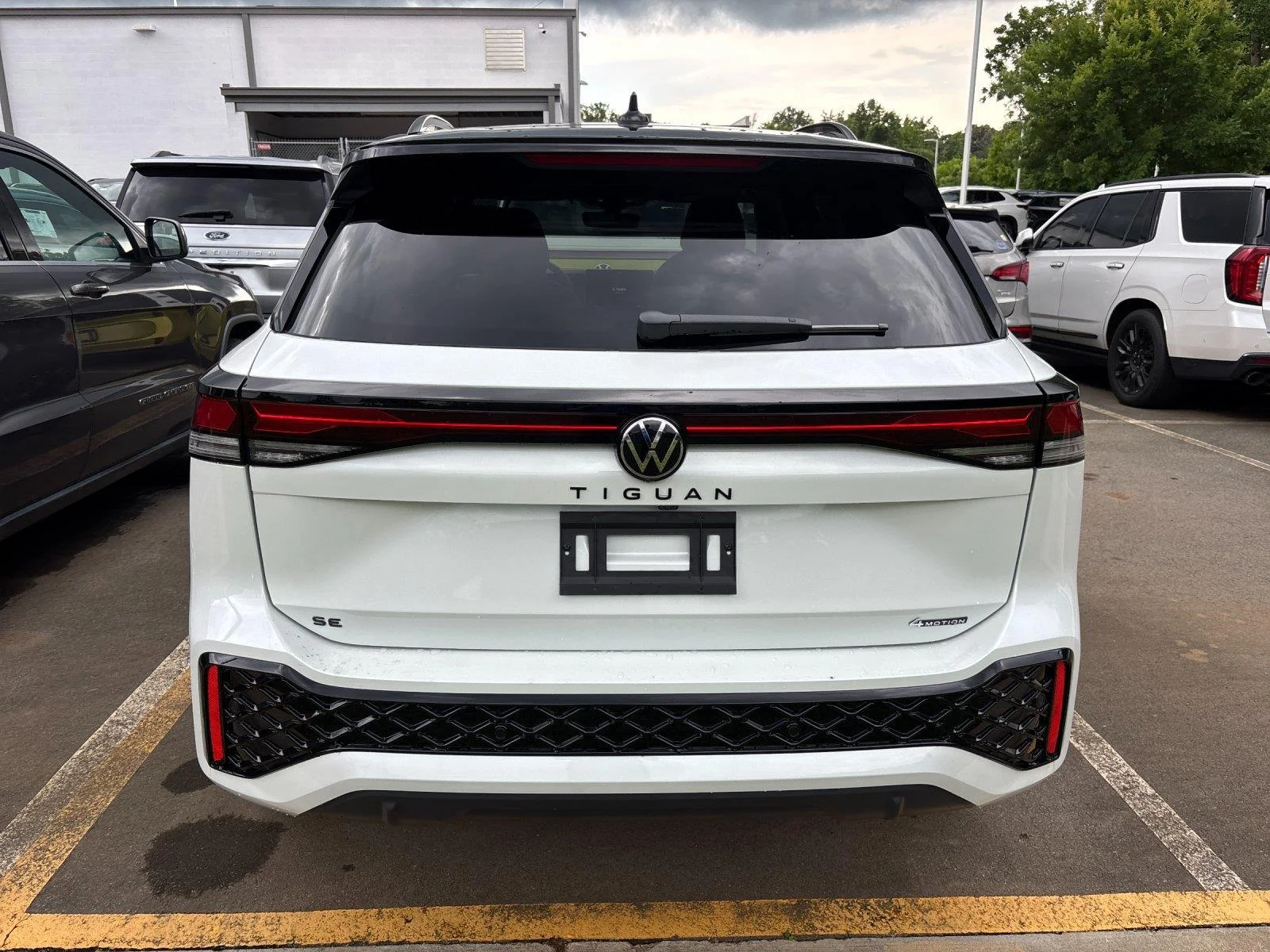 New 2026 opal white with deep black roof Volkswagen SE R-Line Black image 4